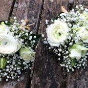White spray roses and rannucula 